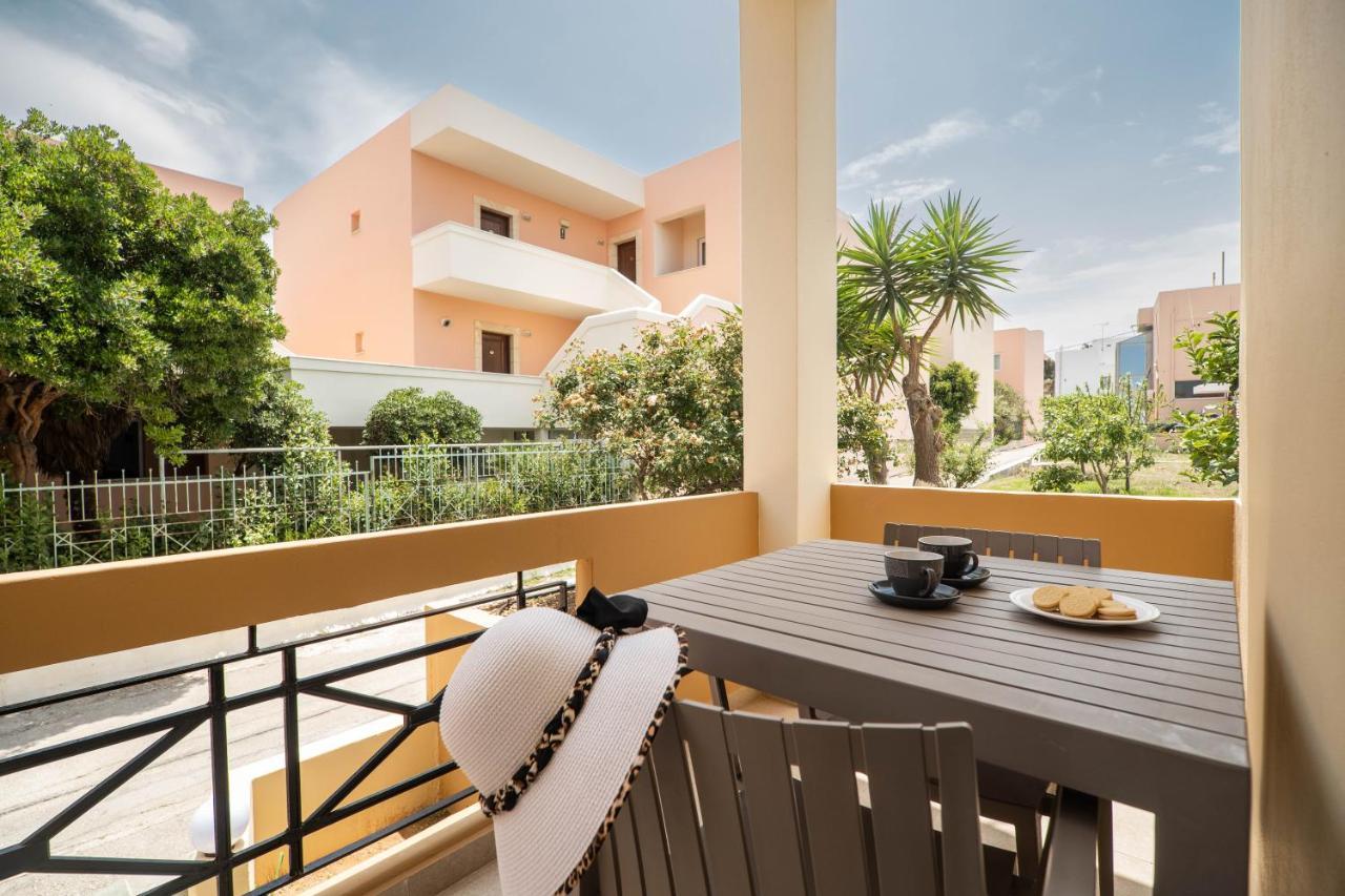 Manos Beachside Apartments Agia Marina Dış mekan fotoğraf