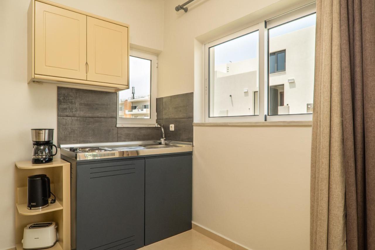 Manos Beachside Apartments Agia Marina Dış mekan fotoğraf