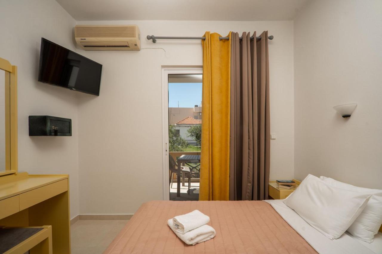 Manos Beachside Apartments Agia Marina Dış mekan fotoğraf