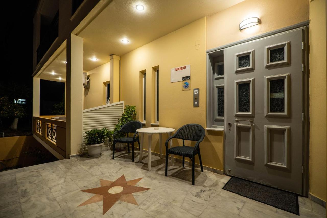 Manos Beachside Apartments Agia Marina Dış mekan fotoğraf