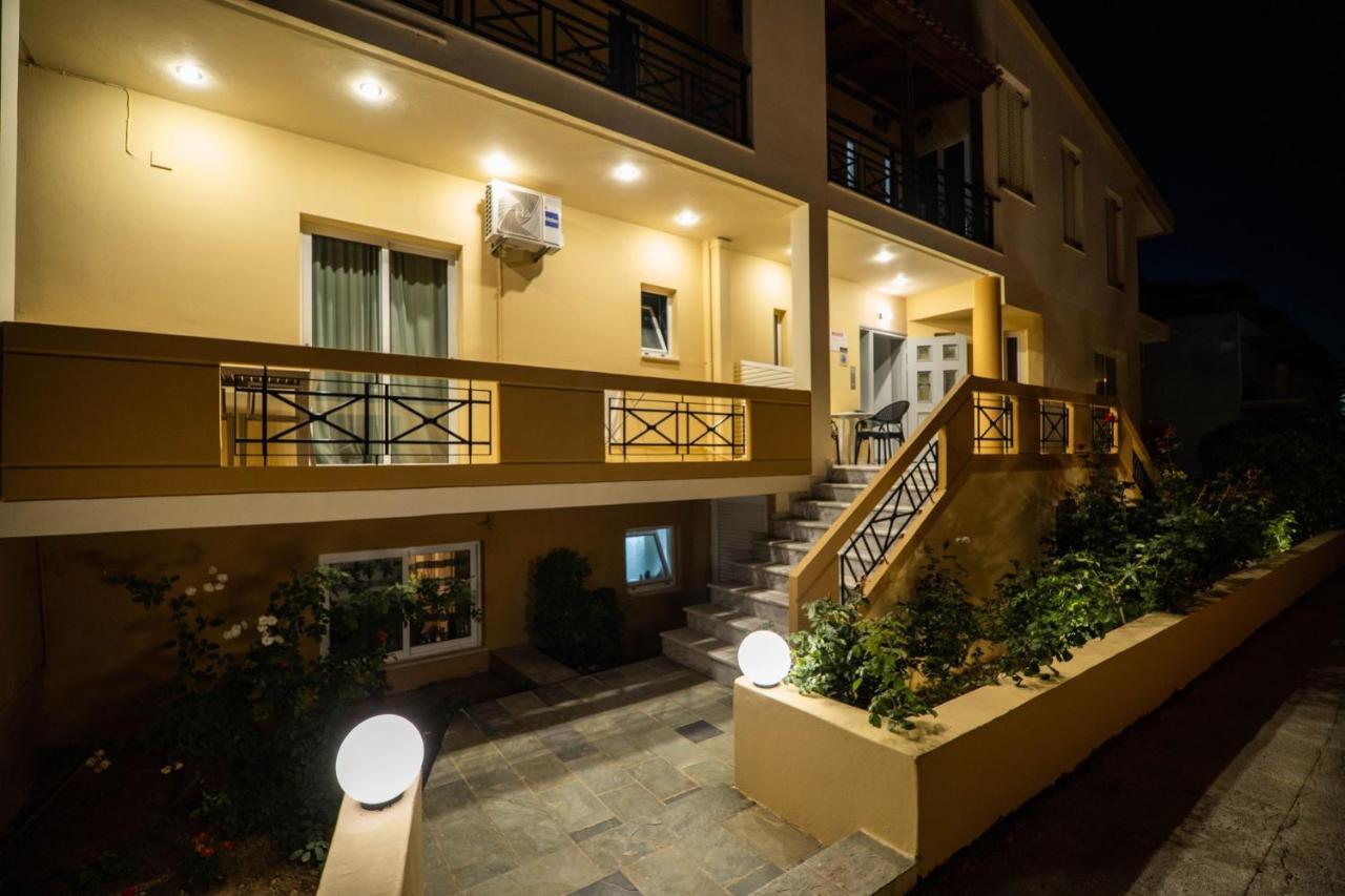 Manos Beachside Apartments Agia Marina Dış mekan fotoğraf