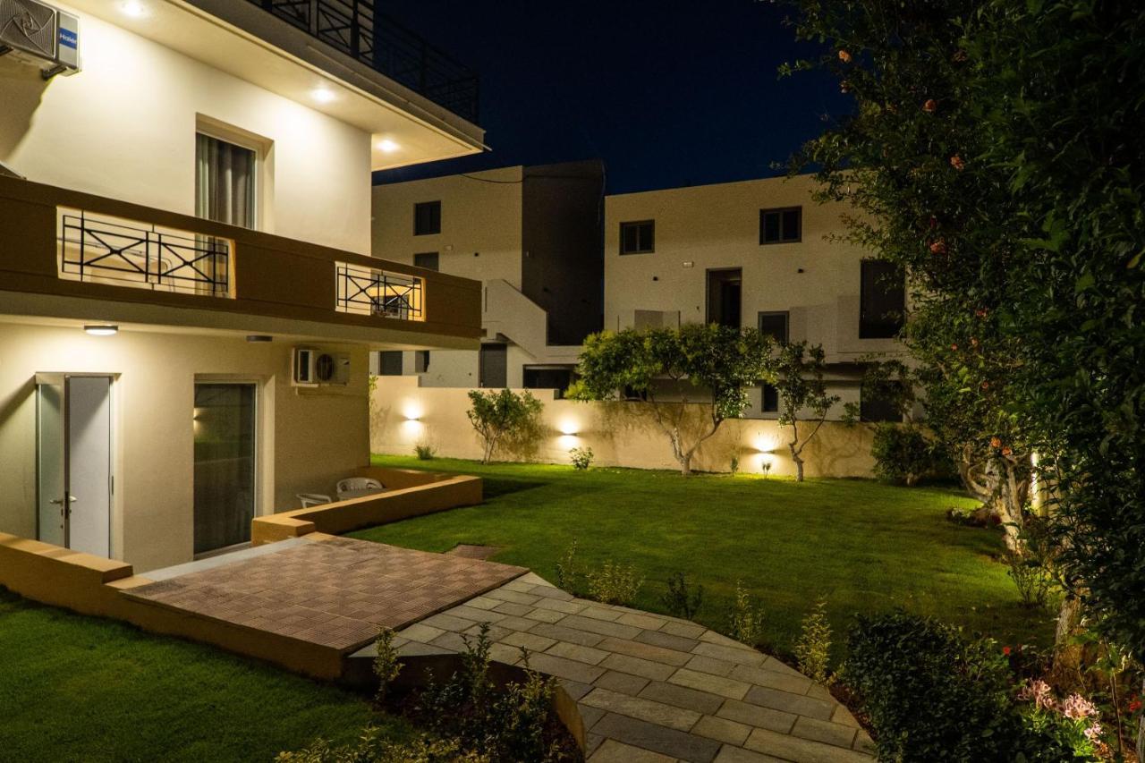 Manos Beachside Apartments Agia Marina Dış mekan fotoğraf