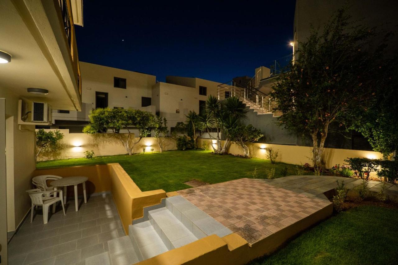 Manos Beachside Apartments Agia Marina Dış mekan fotoğraf