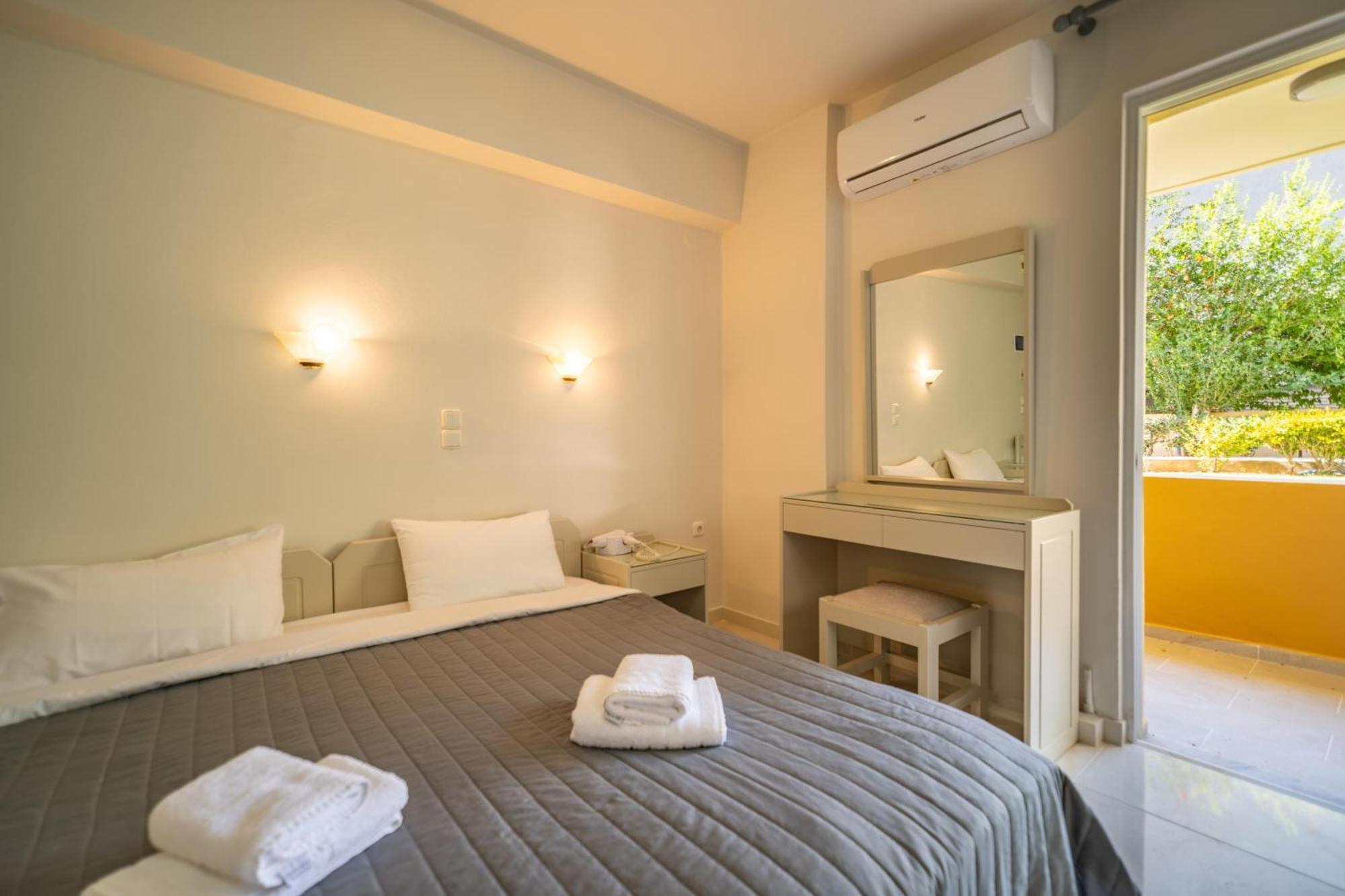 Manos Beachside Apartments Agia Marina Dış mekan fotoğraf