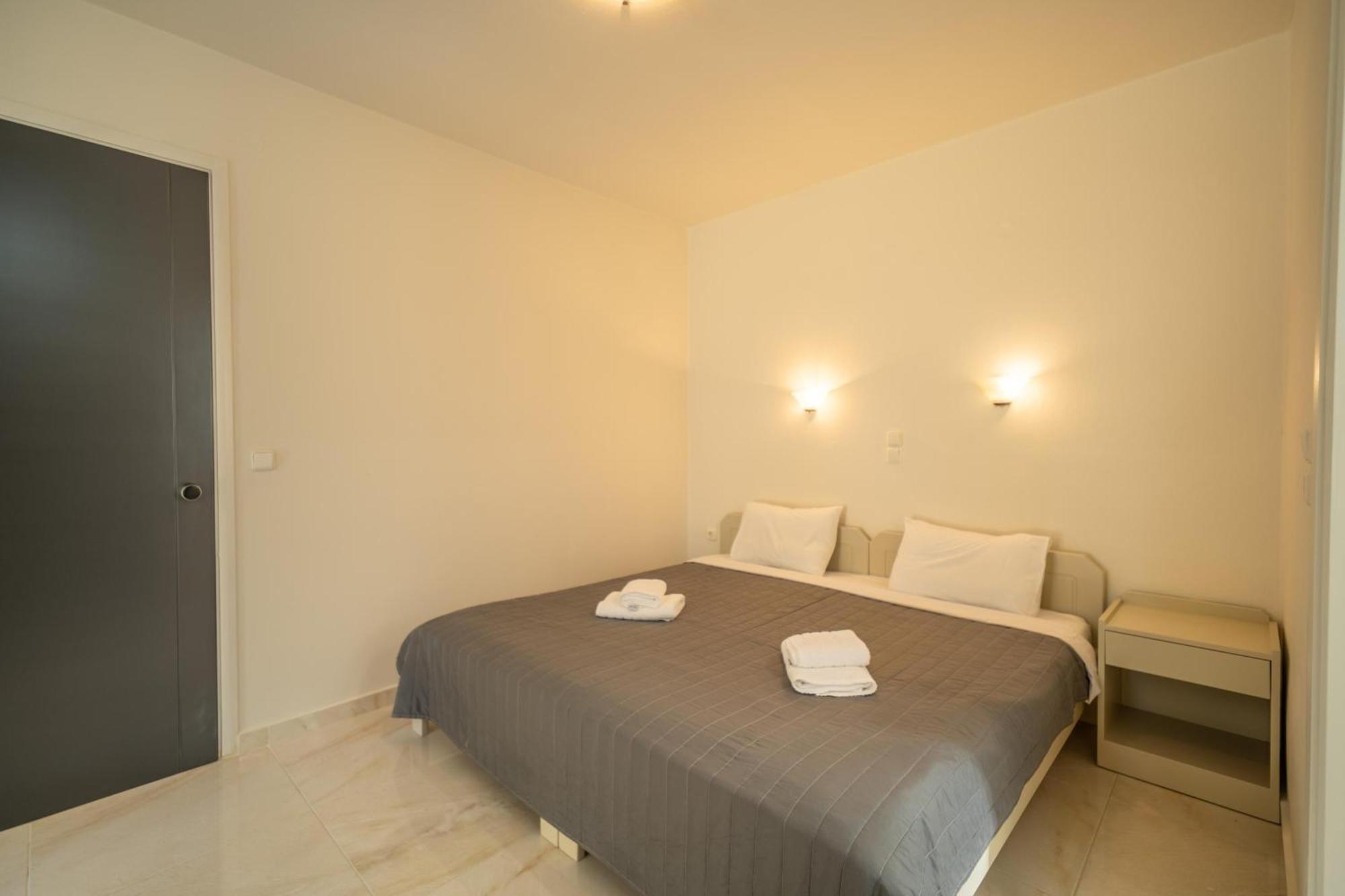 Manos Beachside Apartments Agia Marina Dış mekan fotoğraf