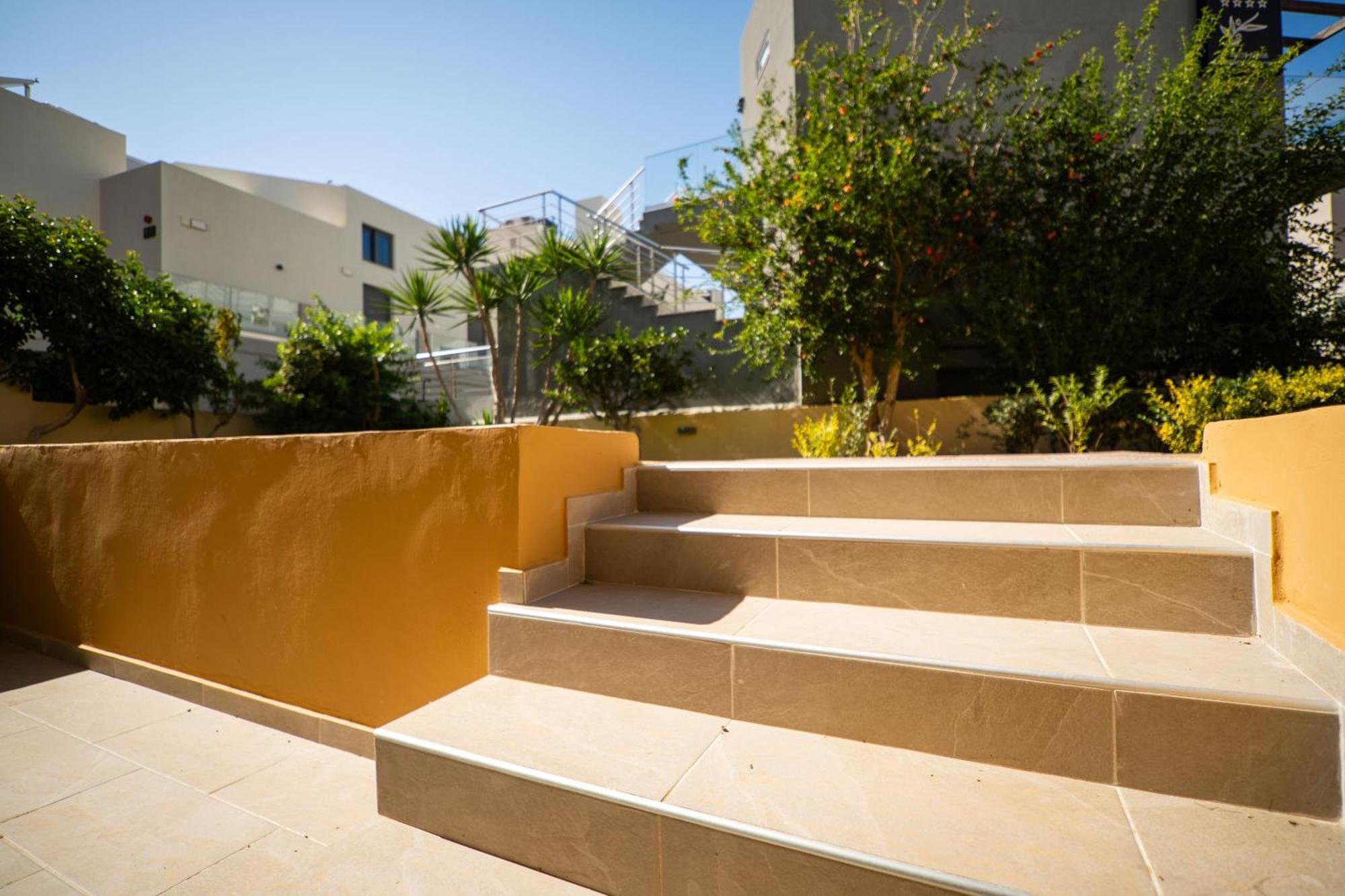 Manos Beachside Apartments Agia Marina Dış mekan fotoğraf