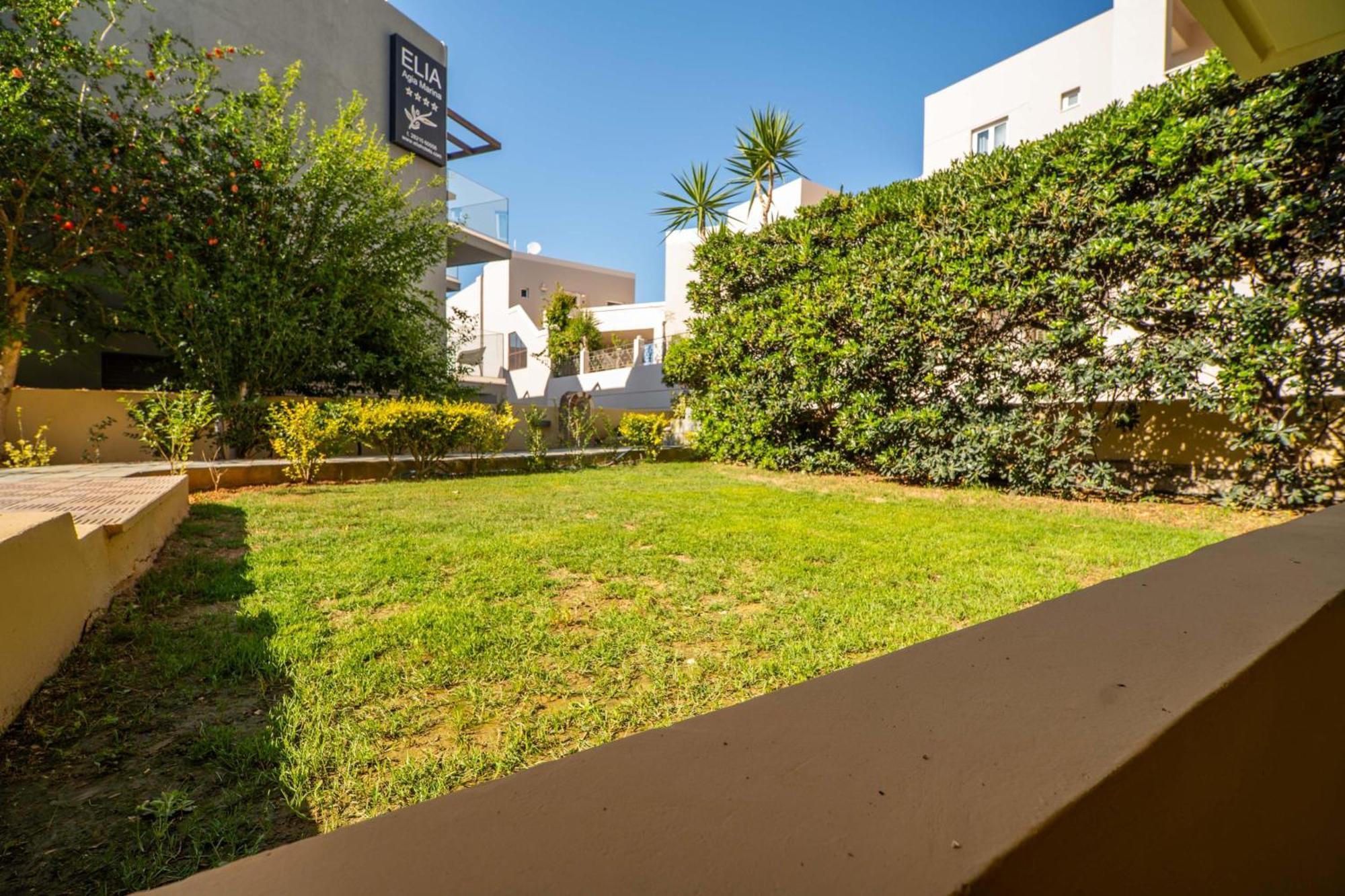 Manos Beachside Apartments Agia Marina Dış mekan fotoğraf