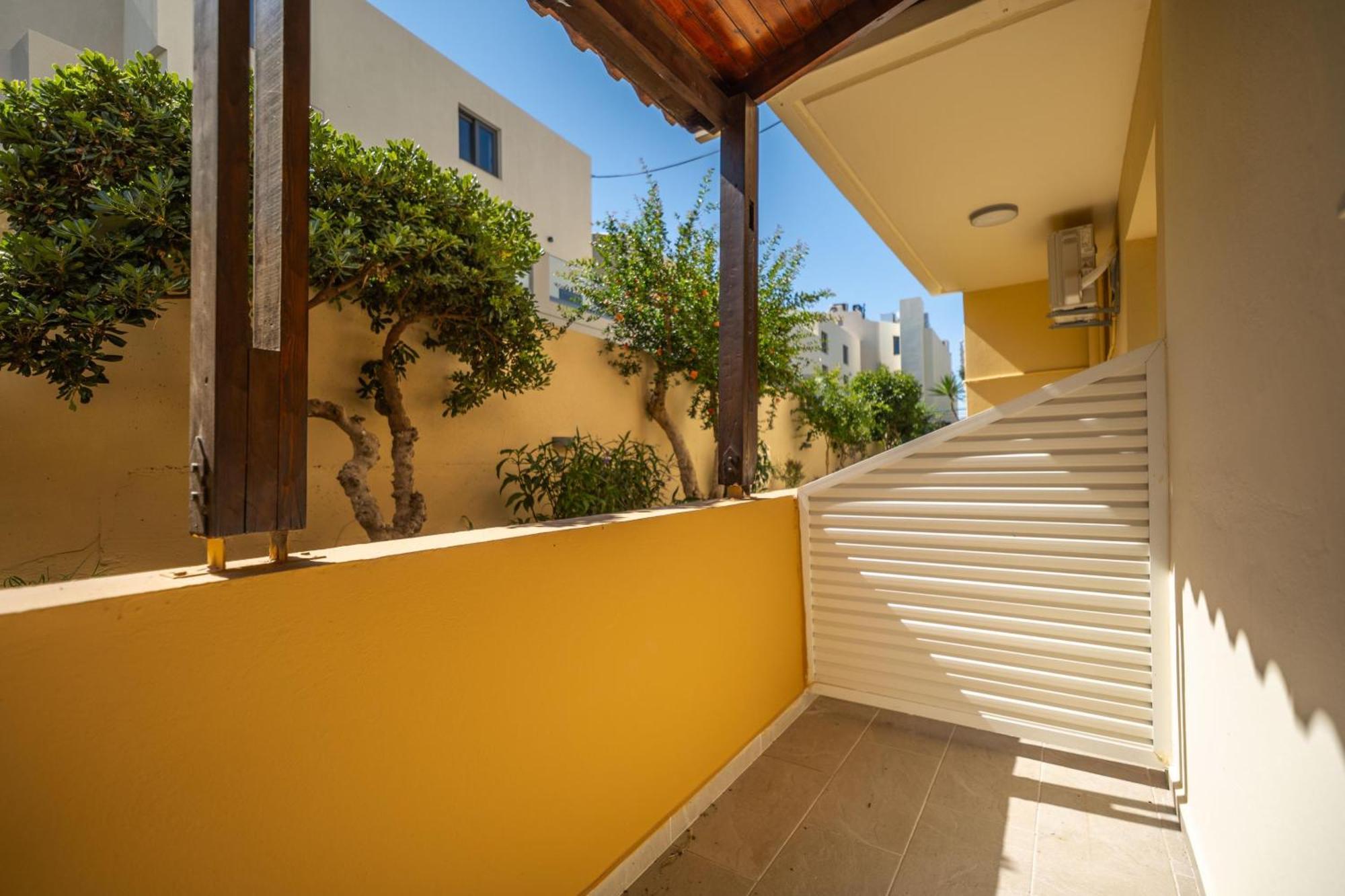 Manos Beachside Apartments Agia Marina Dış mekan fotoğraf