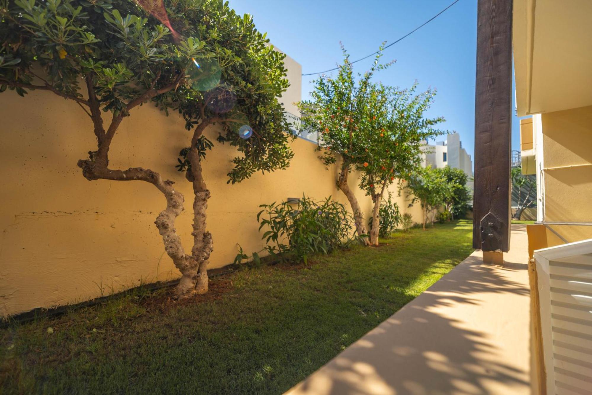 Manos Beachside Apartments Agia Marina Dış mekan fotoğraf