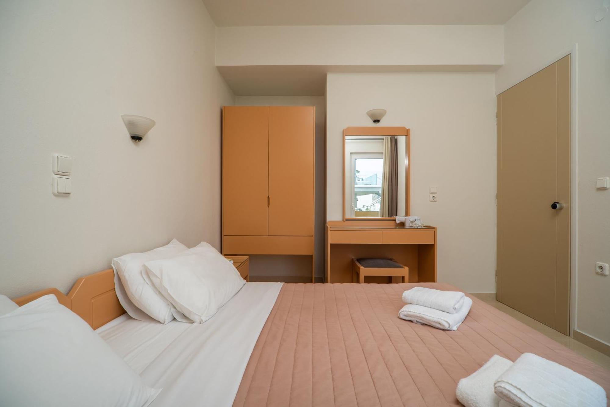 Manos Beachside Apartments Agia Marina Oda fotoğraf