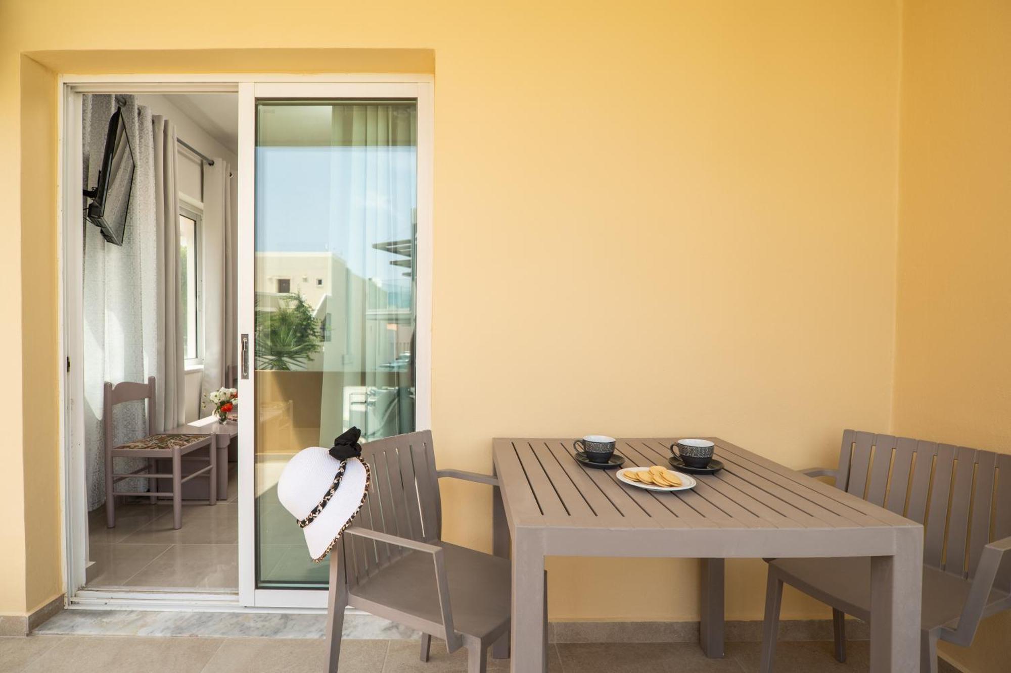 Manos Beachside Apartments Agia Marina Oda fotoğraf