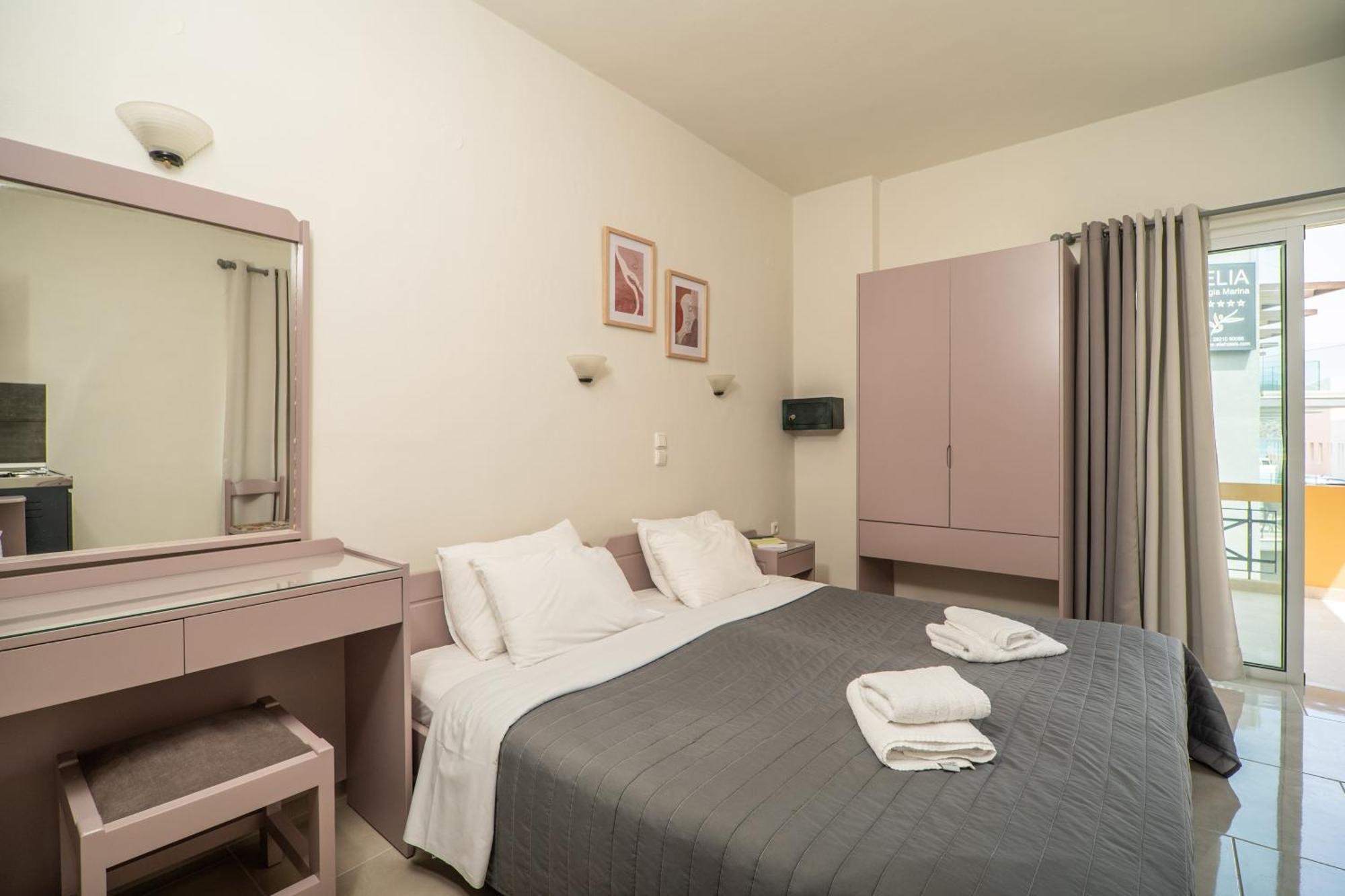 Manos Beachside Apartments Agia Marina Oda fotoğraf