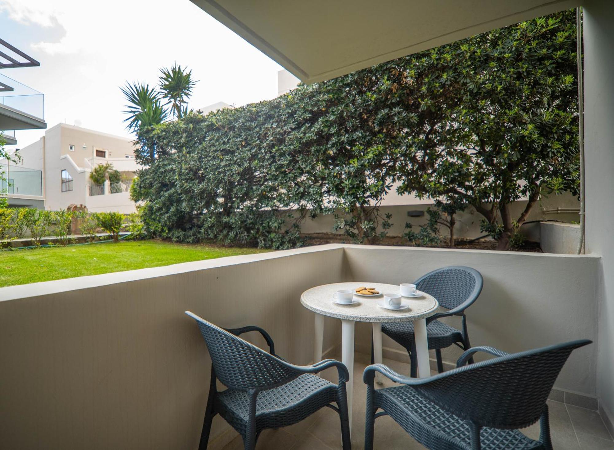 Manos Beachside Apartments Agia Marina Dış mekan fotoğraf