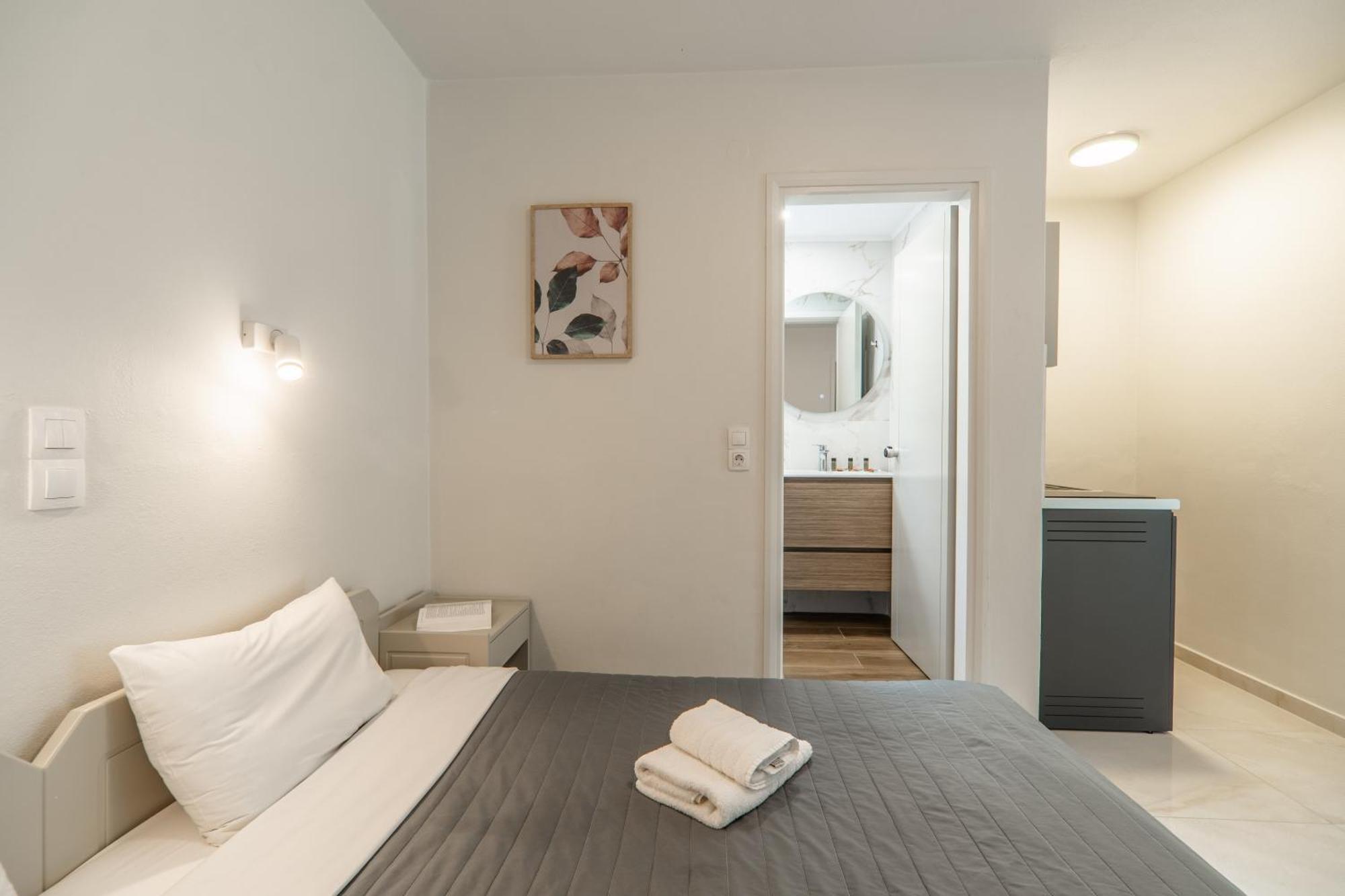 Manos Beachside Apartments Agia Marina Oda fotoğraf