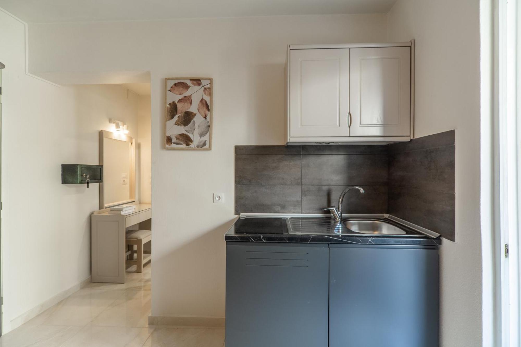 Manos Beachside Apartments Agia Marina Oda fotoğraf