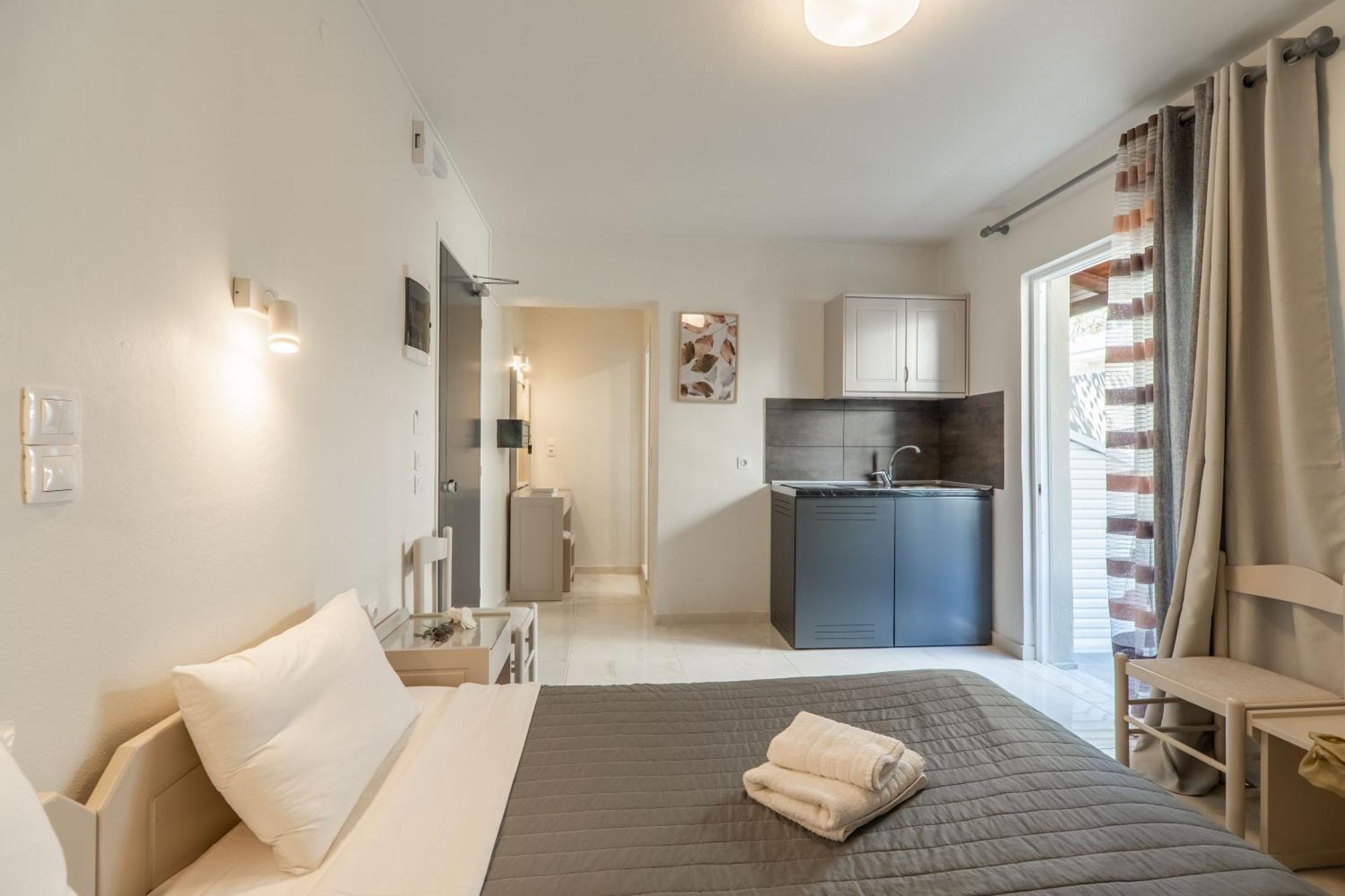 Manos Beachside Apartments Agia Marina Dış mekan fotoğraf
