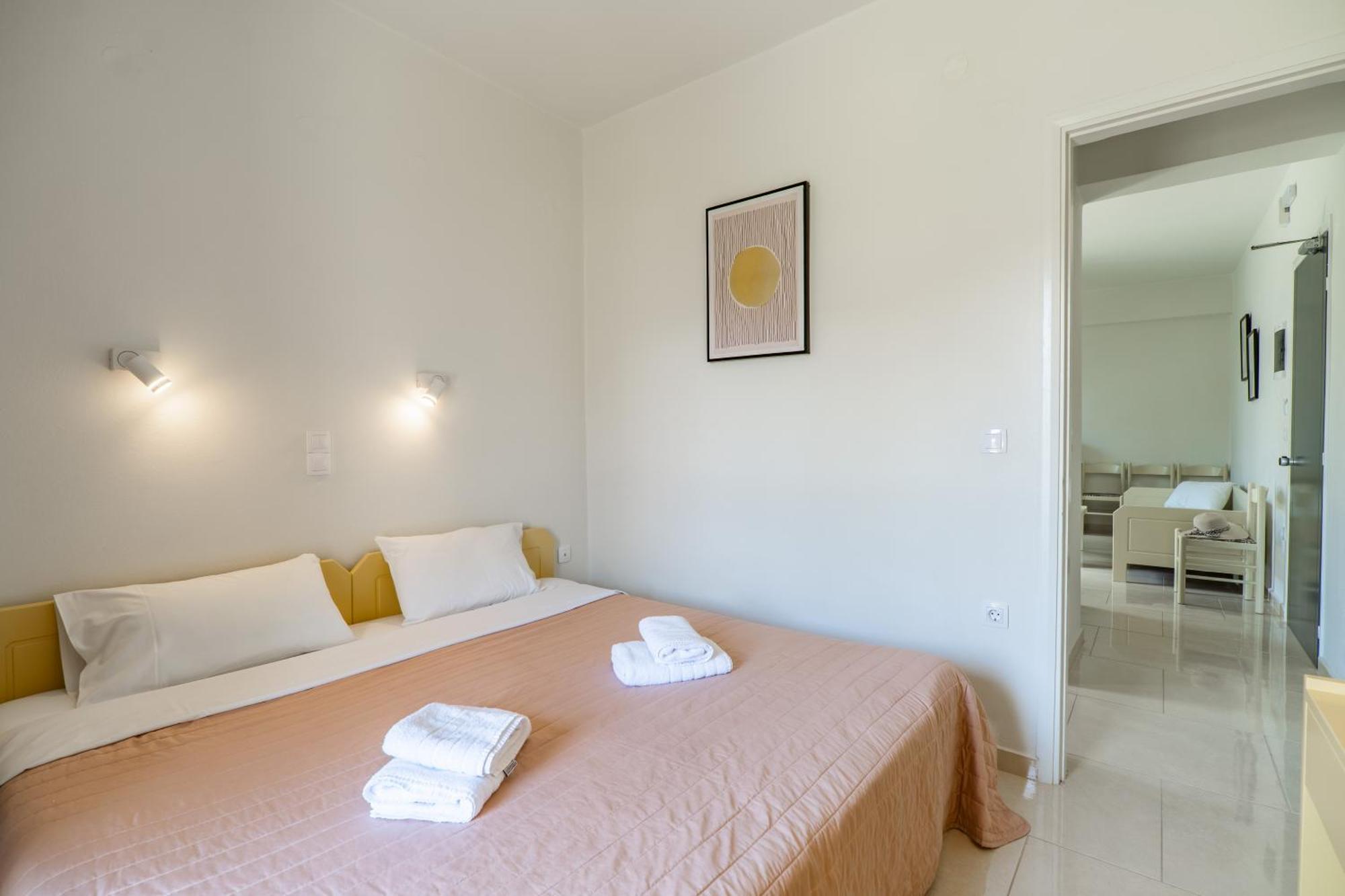 Manos Beachside Apartments Agia Marina Oda fotoğraf