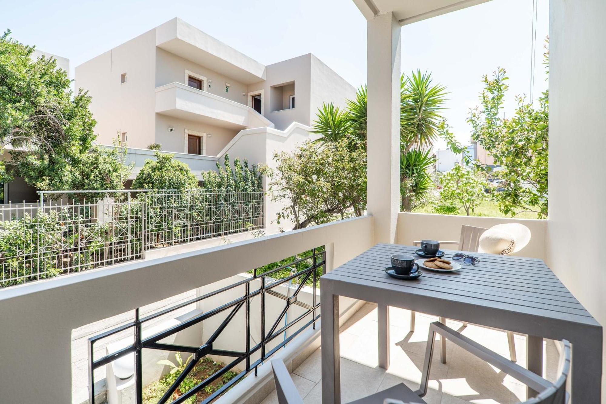 Manos Beachside Apartments Agia Marina Oda fotoğraf