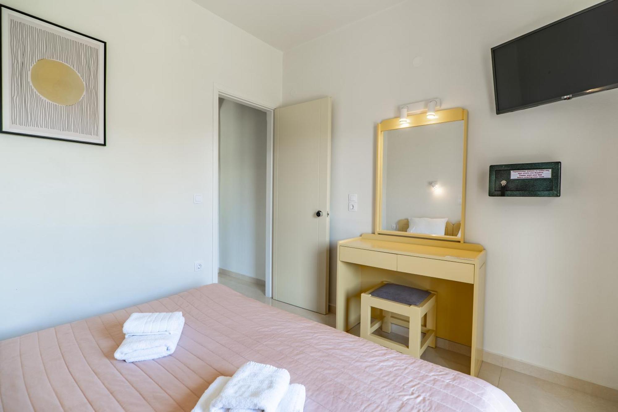 Manos Beachside Apartments Agia Marina Dış mekan fotoğraf