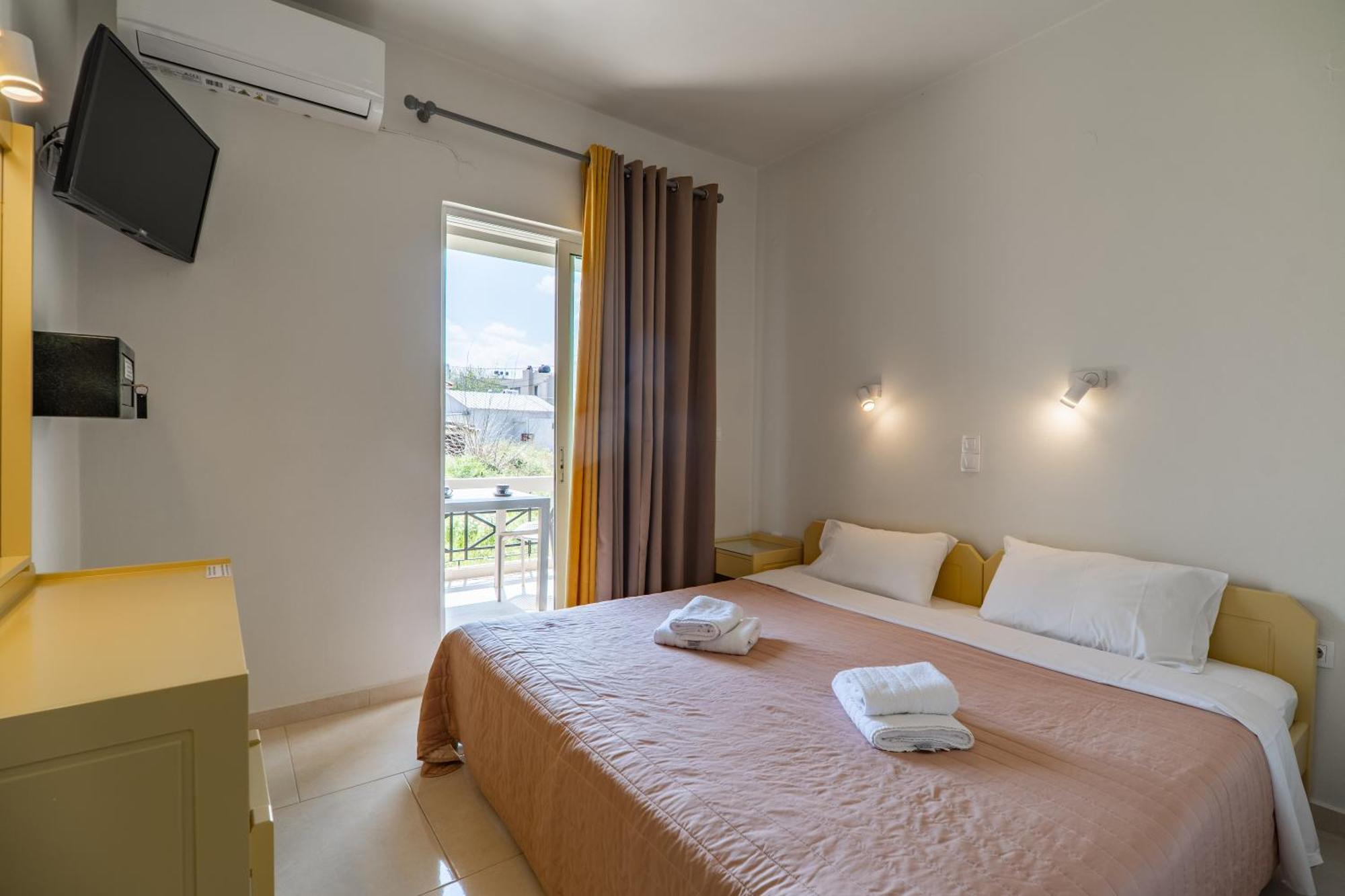 Manos Beachside Apartments Agia Marina Dış mekan fotoğraf