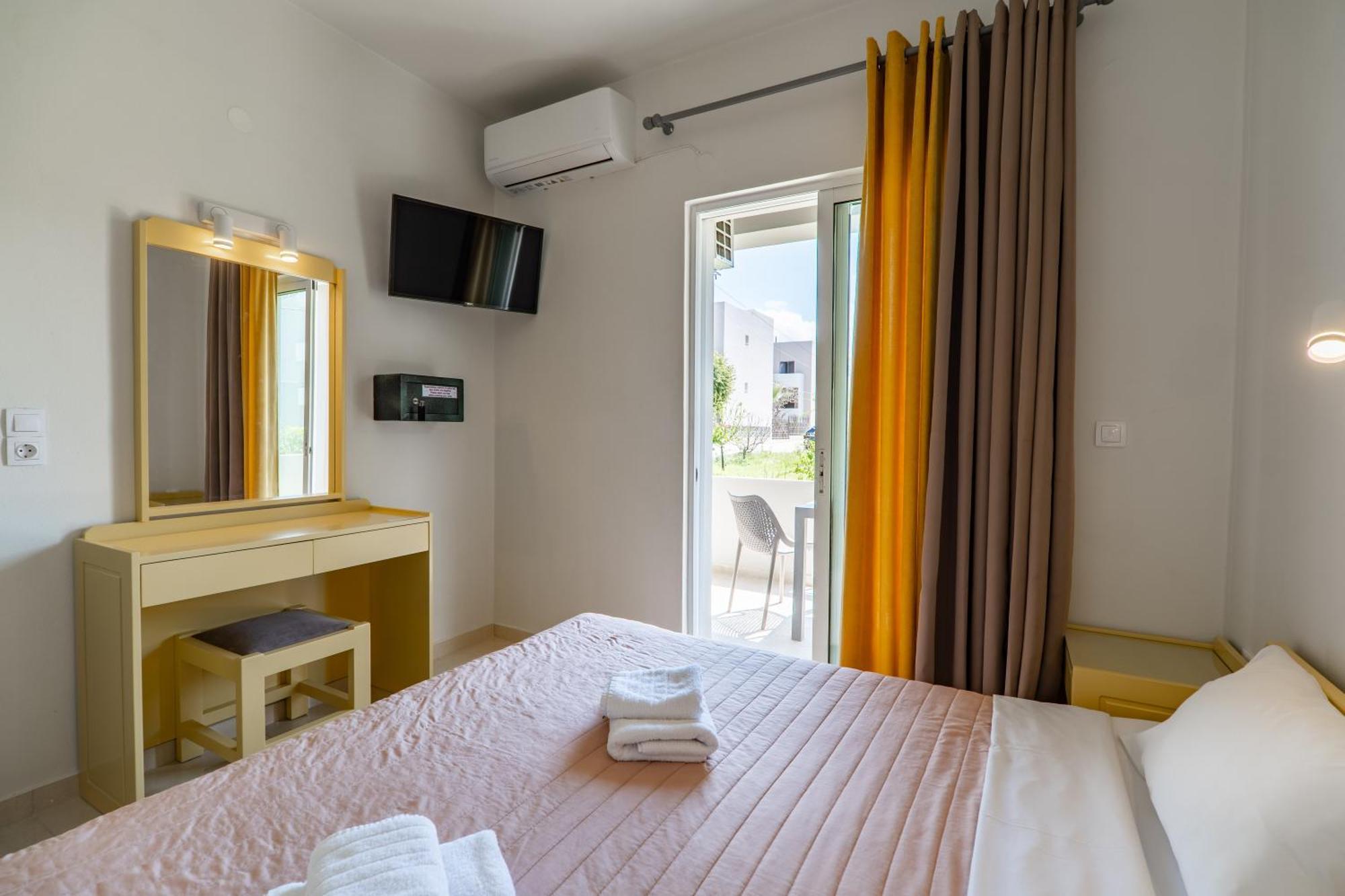 Manos Beachside Apartments Agia Marina Dış mekan fotoğraf