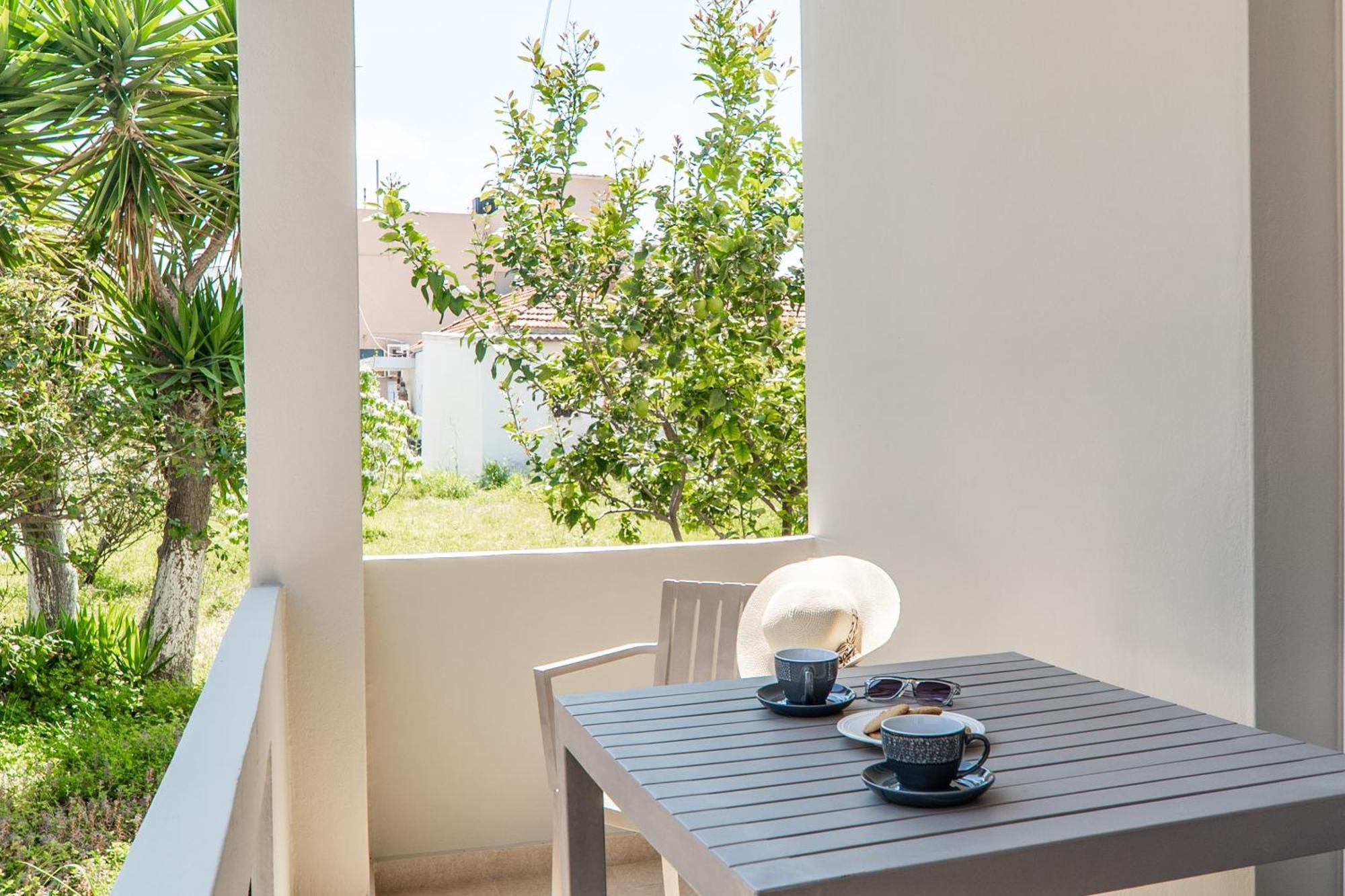 Manos Beachside Apartments Agia Marina Dış mekan fotoğraf