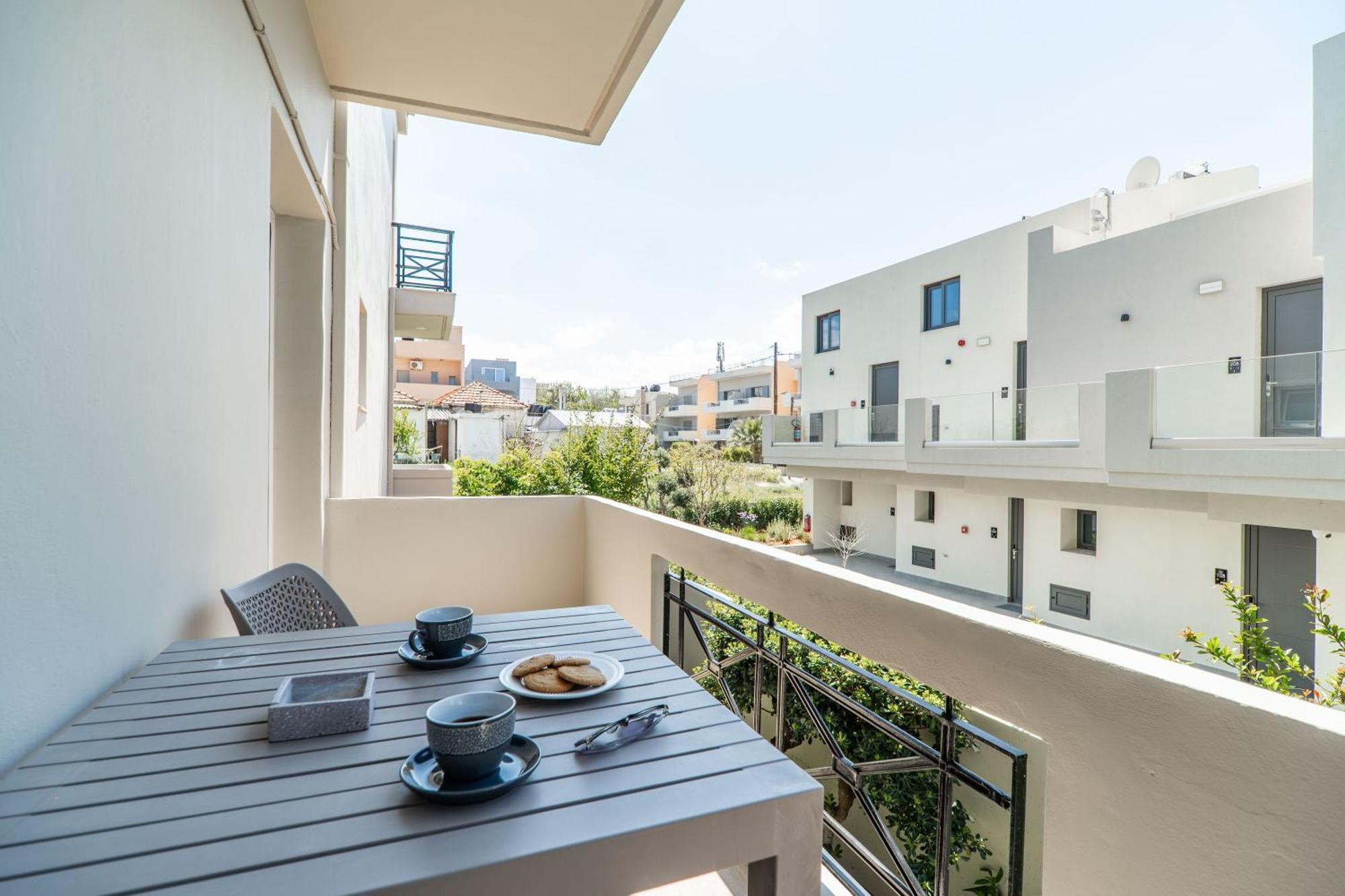 Manos Beachside Apartments Agia Marina Dış mekan fotoğraf