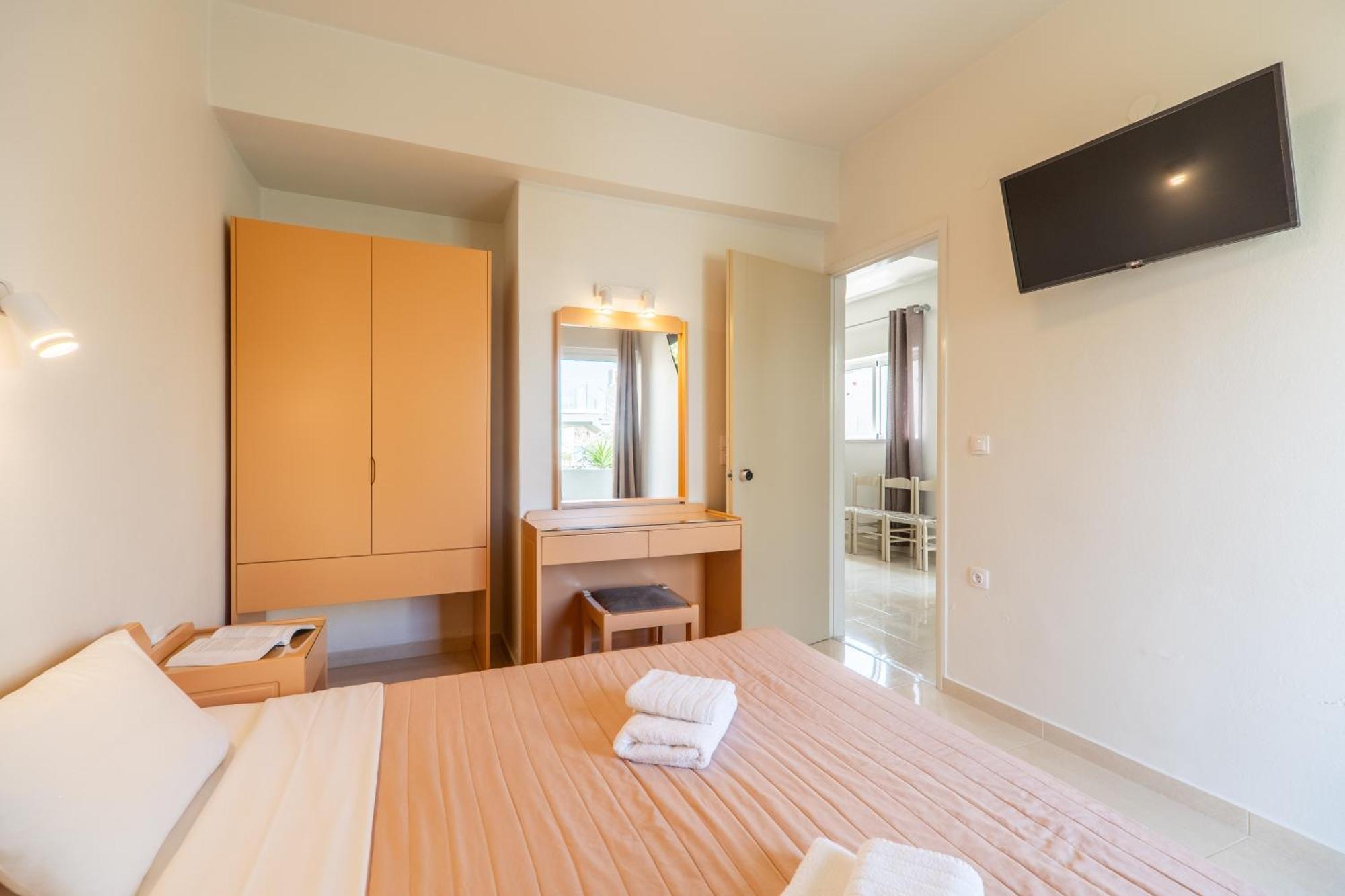 Manos Beachside Apartments Agia Marina Dış mekan fotoğraf