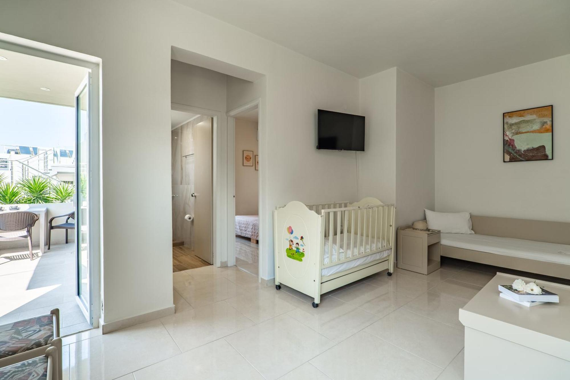 Manos Beachside Apartments Agia Marina Oda fotoğraf