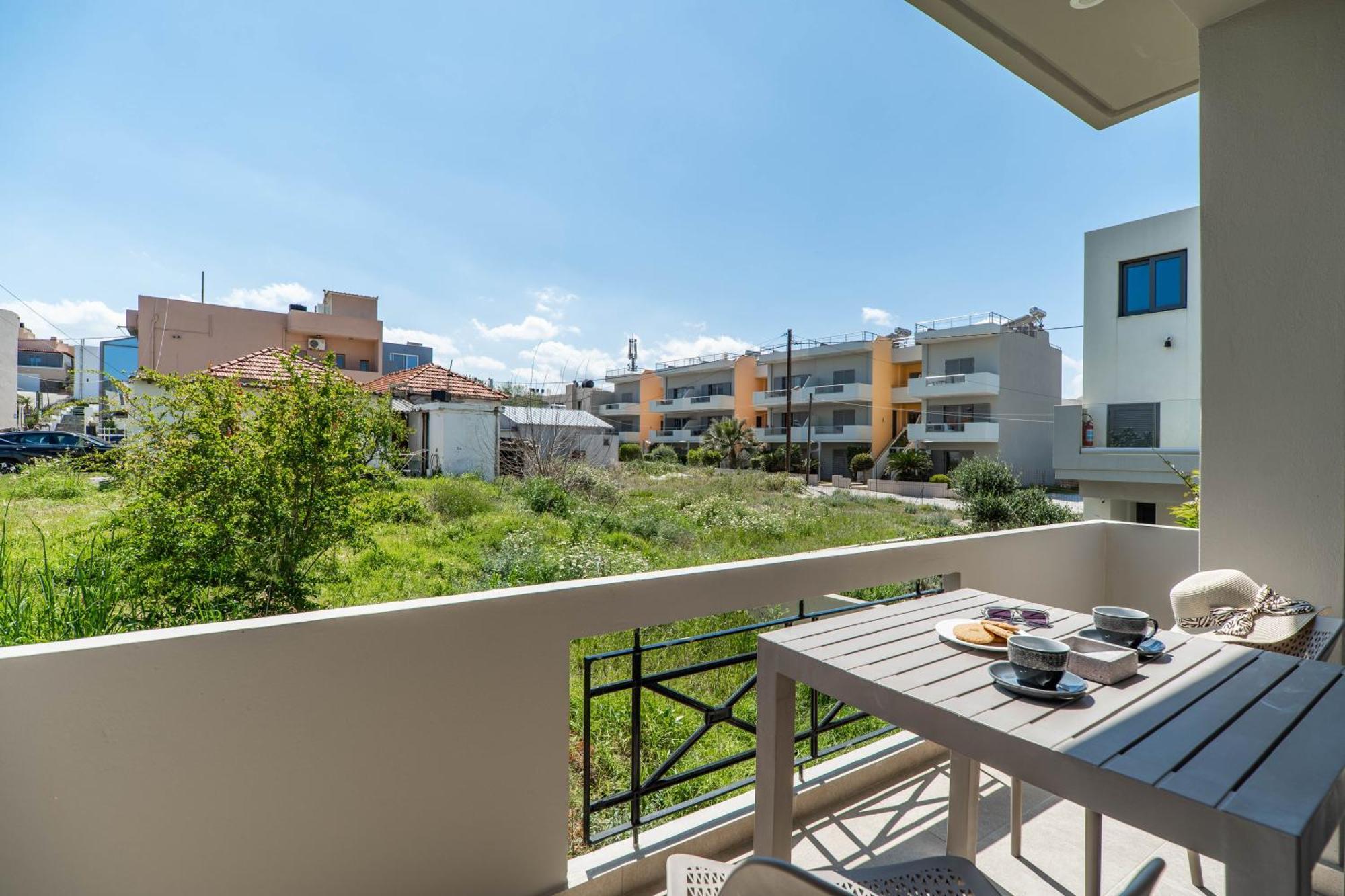 Manos Beachside Apartments Agia Marina Dış mekan fotoğraf