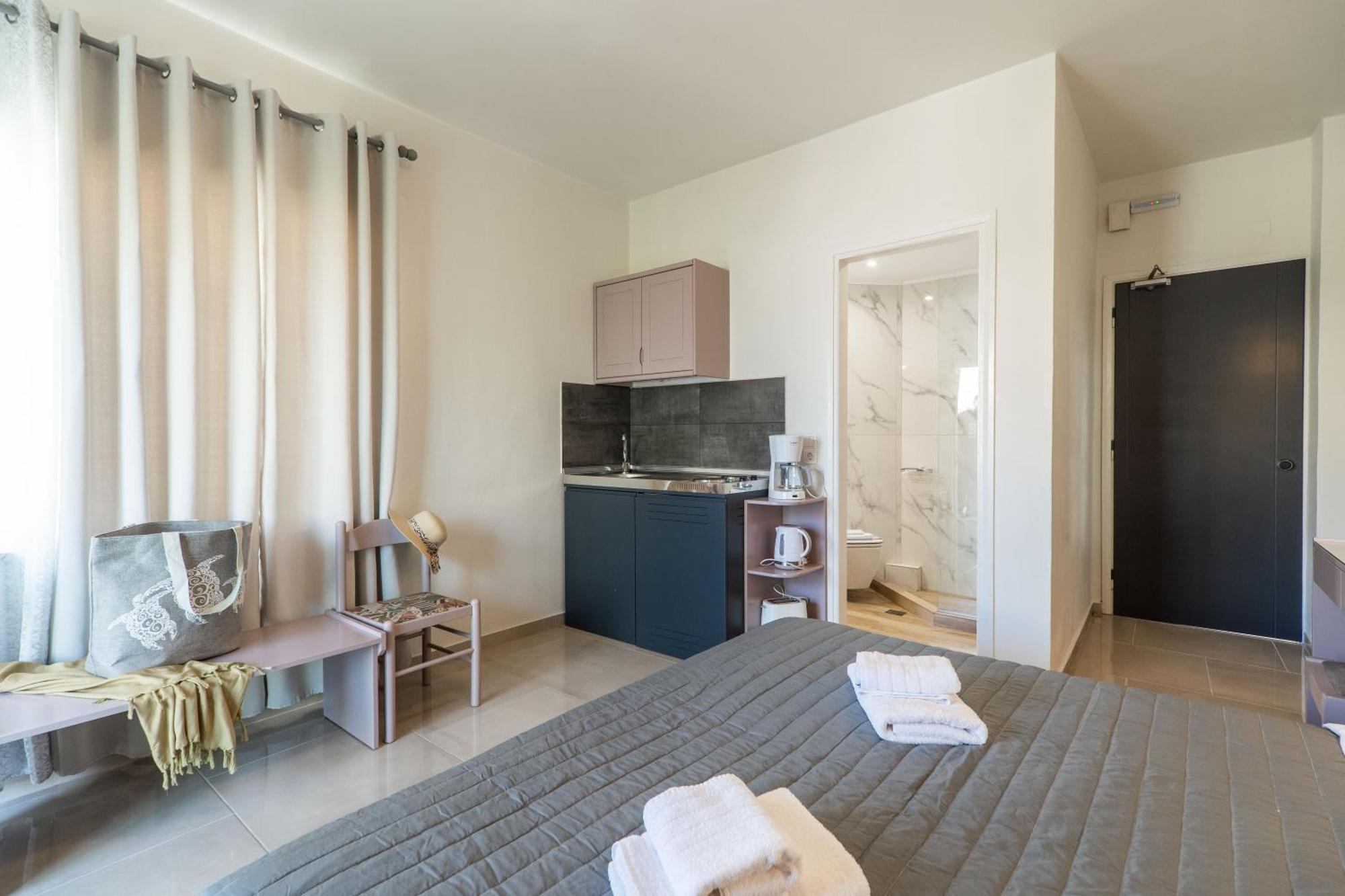 Manos Beachside Apartments Agia Marina Dış mekan fotoğraf