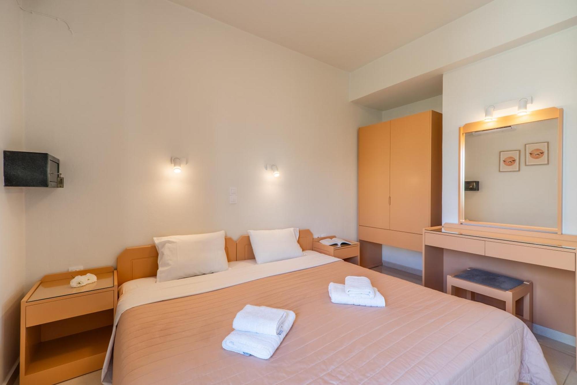 Manos Beachside Apartments Agia Marina Oda fotoğraf