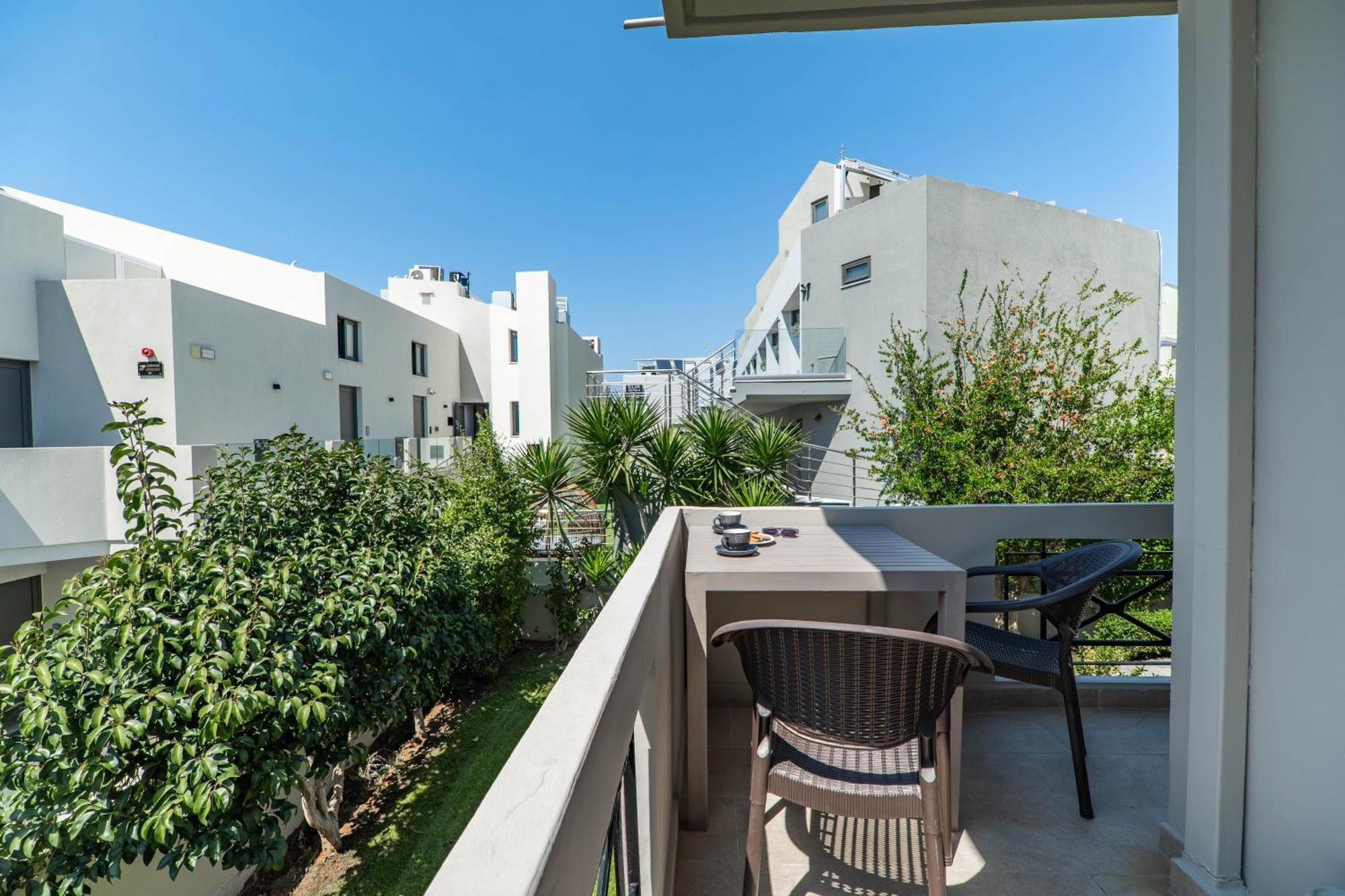Manos Beachside Apartments Agia Marina Dış mekan fotoğraf