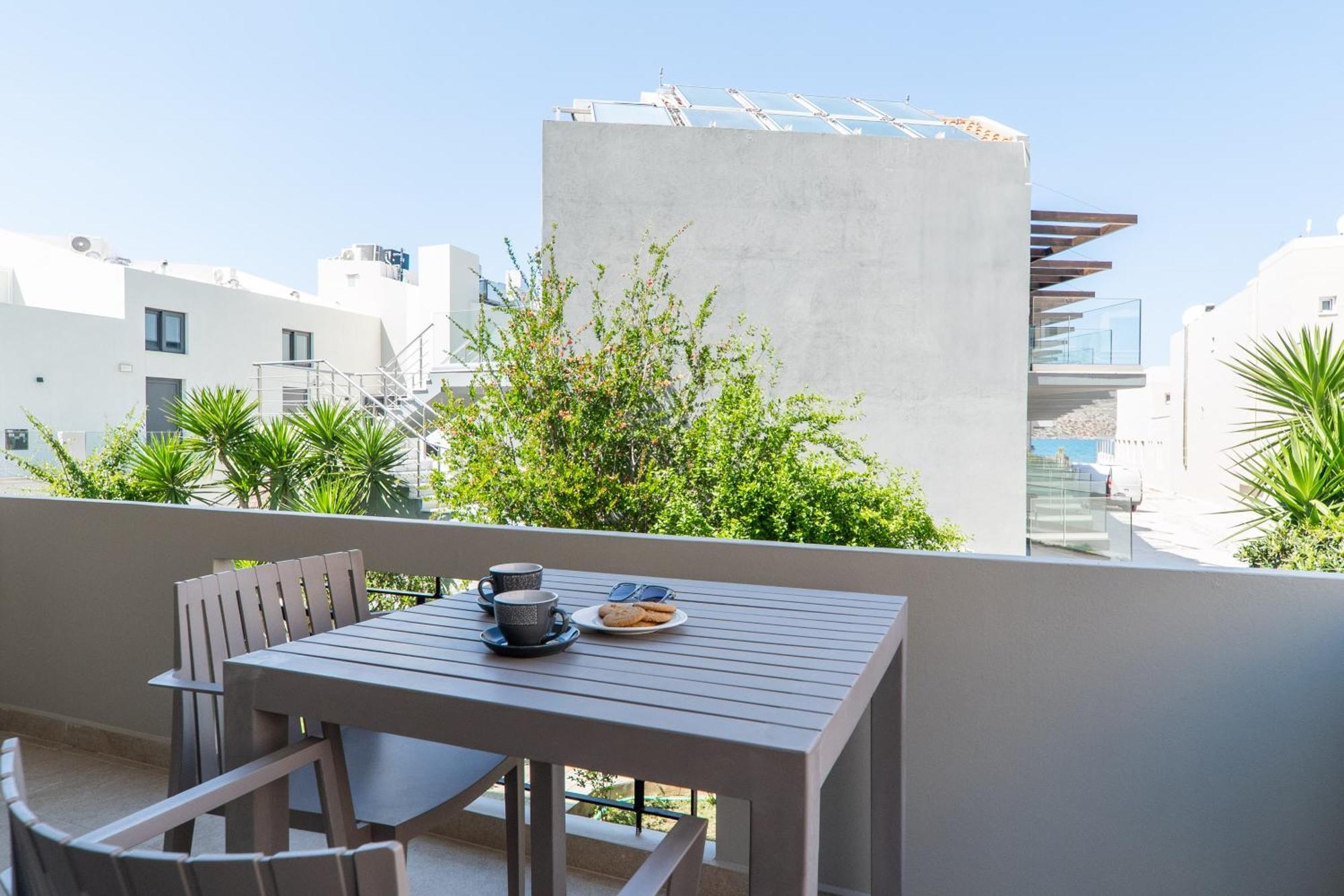 Manos Beachside Apartments Agia Marina Oda fotoğraf