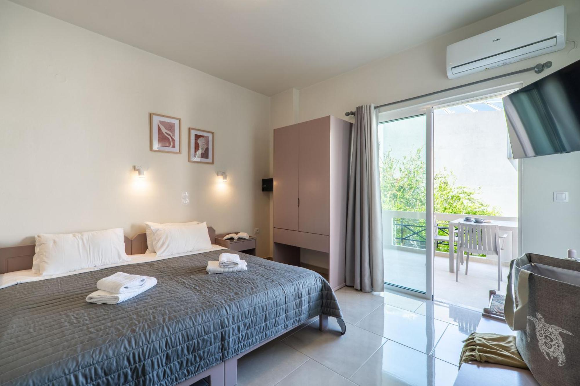 Manos Beachside Apartments Agia Marina Oda fotoğraf