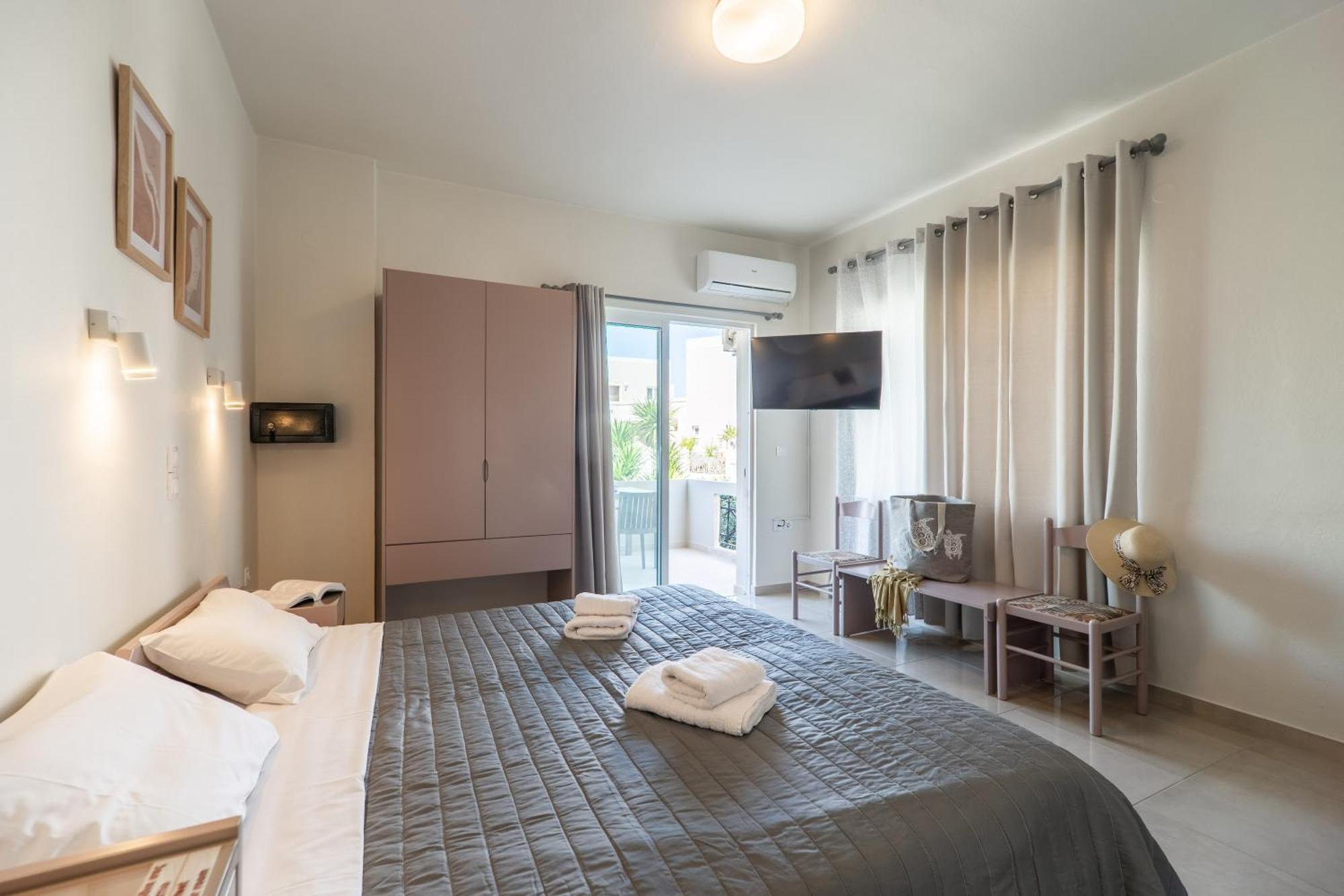 Manos Beachside Apartments Agia Marina Oda fotoğraf