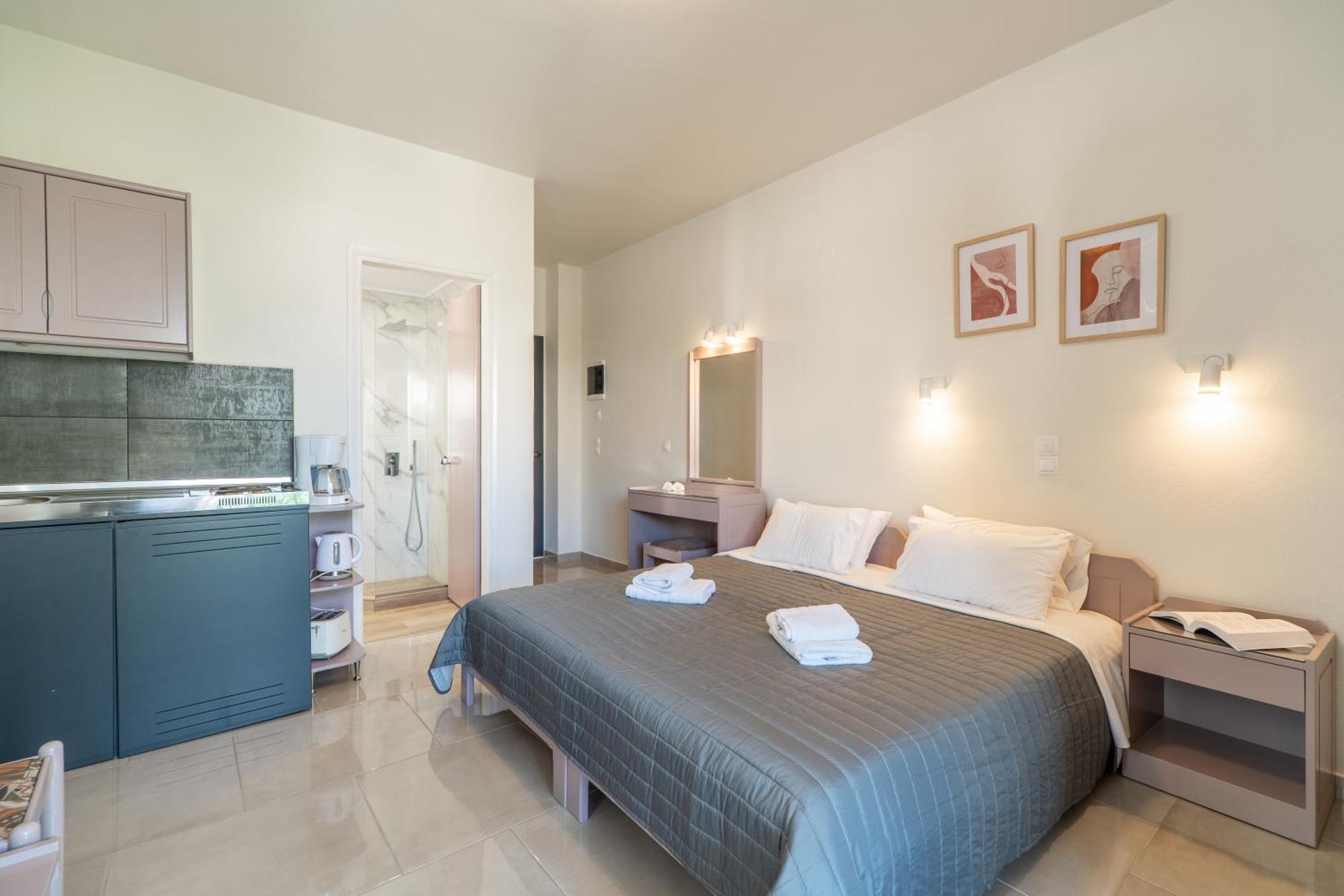 Manos Beachside Apartments Agia Marina Dış mekan fotoğraf