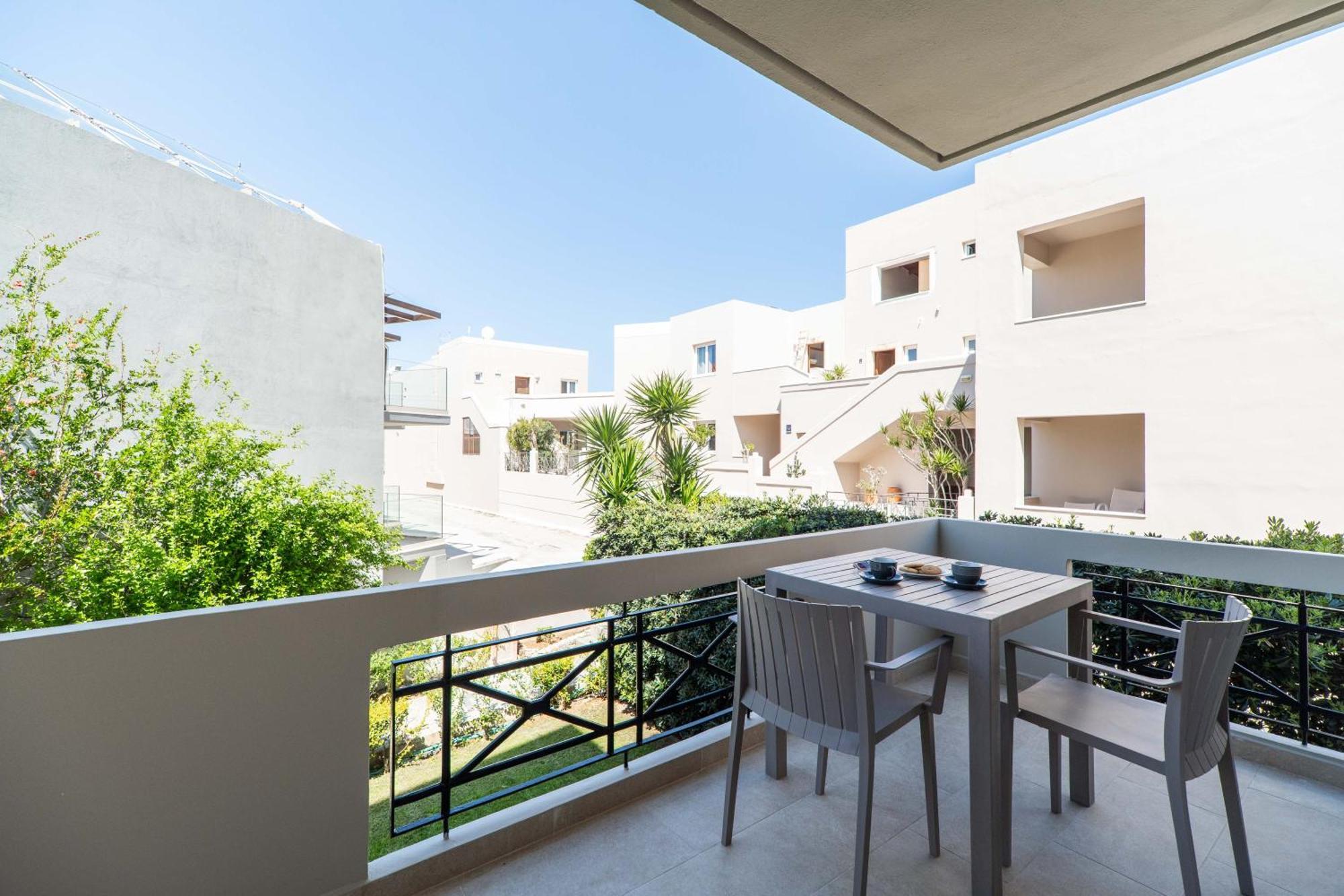 Manos Beachside Apartments Agia Marina Dış mekan fotoğraf