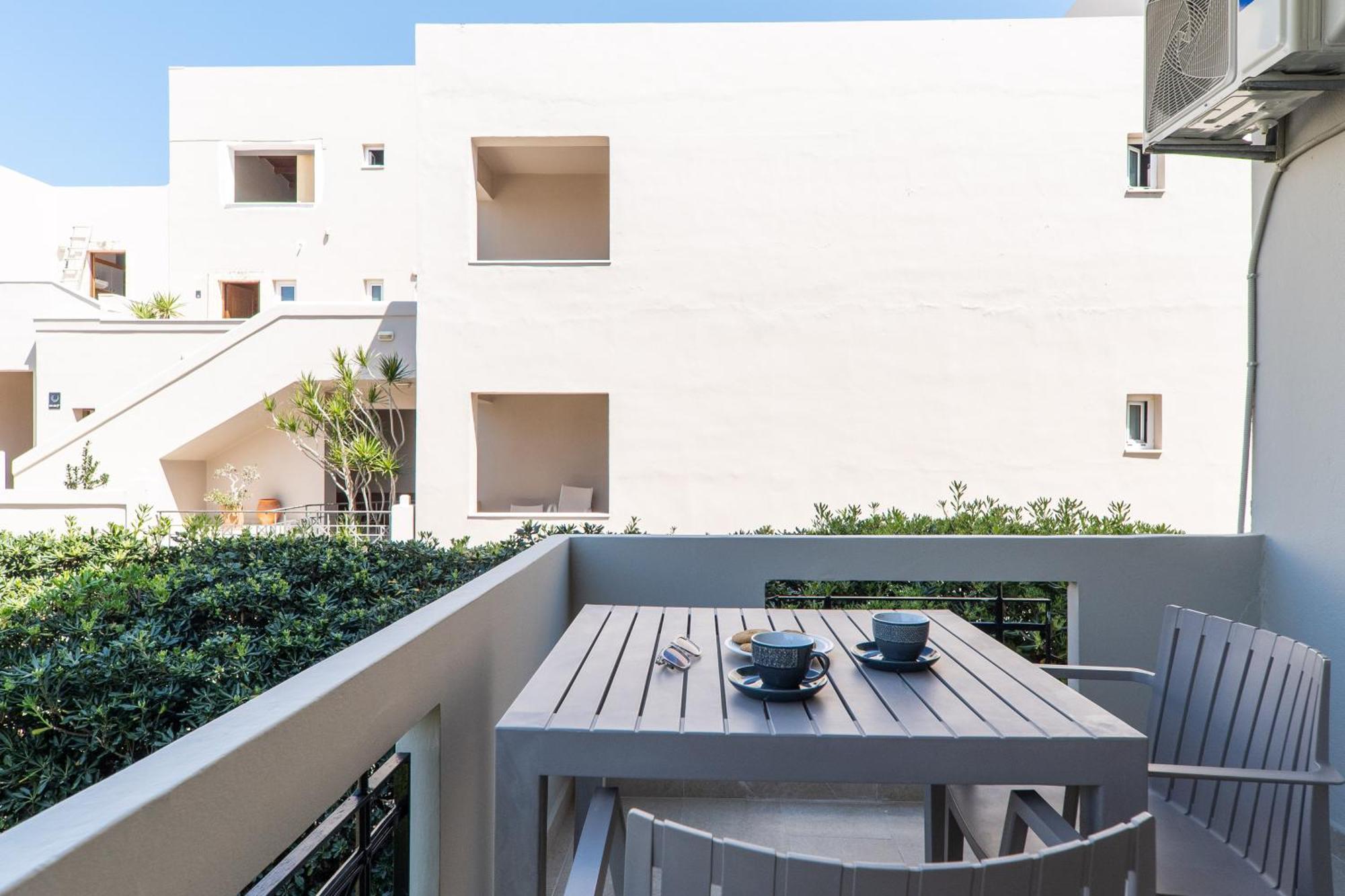Manos Beachside Apartments Agia Marina Dış mekan fotoğraf