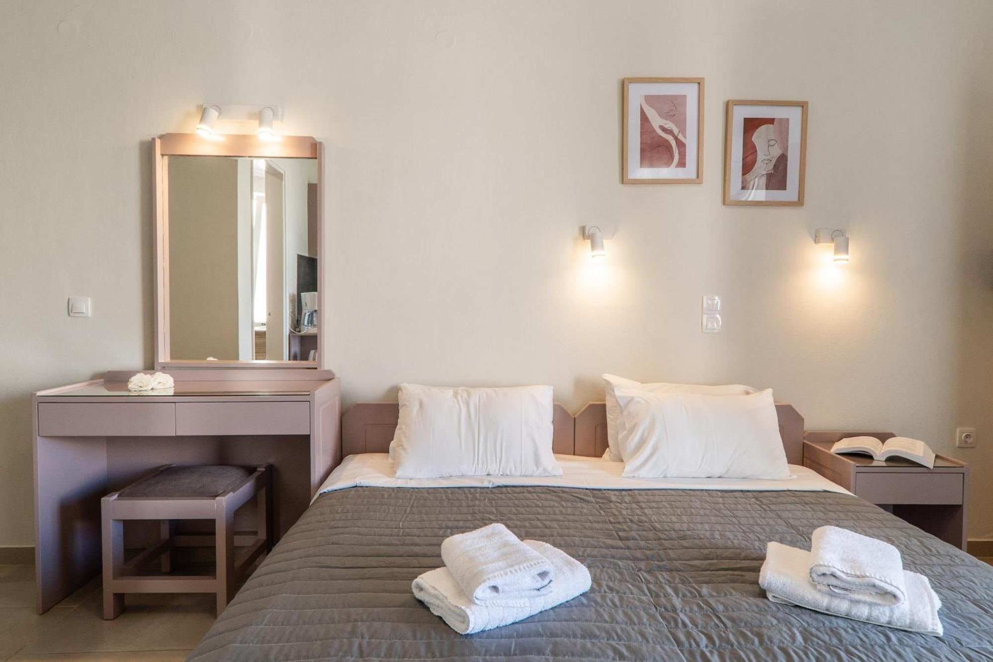 Manos Beachside Apartments Agia Marina Oda fotoğraf